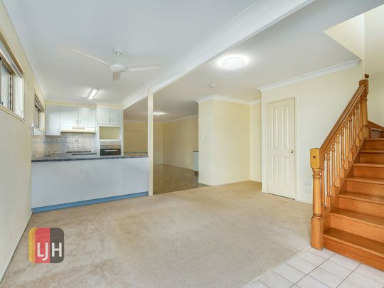 AIR CONDITIONED 2 BEDROOM TOWNHOUSE WITH COURTYARD - Photo 1