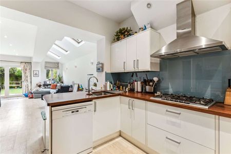 NOT SUITABLE FOR SHARERS - A beautifully presented and extended five bedroom house covering in excess of 2000 sq ft and benefitting from a stunning kitchen/dining/family room. - Photo 4