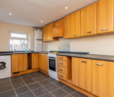 3 bed House - Mid Terrace To Let - Photo 3
