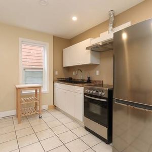 Lovely 2 Bed/1Bath Suite - Photo 2