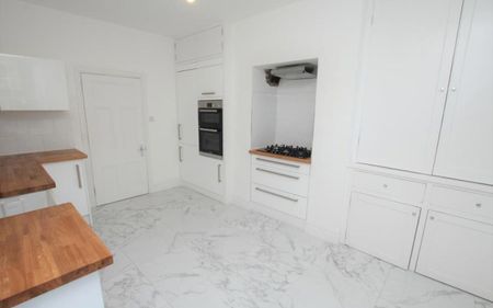 An excellent property perfect for a couple or two friends, with two bedrooms and an additional small study room. Use of the communal patio space and an allocated parking space make this a brilliant option for anyone that wants to live in the area. - Photo 2
