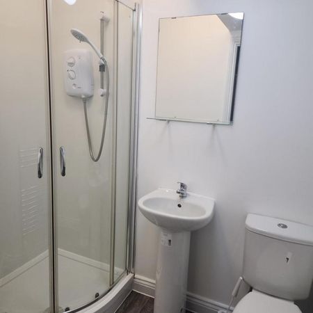 1 bedroom in a house share to rent - Photo 4