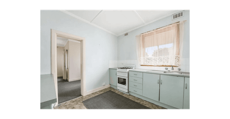 Charming & Convenient: Low-Maintenance Living on Bay Road - Photo 4