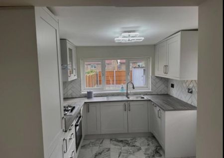 3 bedroom semi-detached house to rent - Photo 3