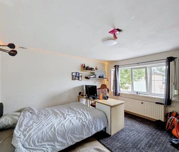Ruime open bebouwing met 4 slaapkamers, garage en grote tuin. - foto 6