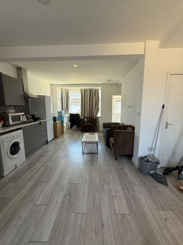 1 bedroom in a house share to rent - Photo 2