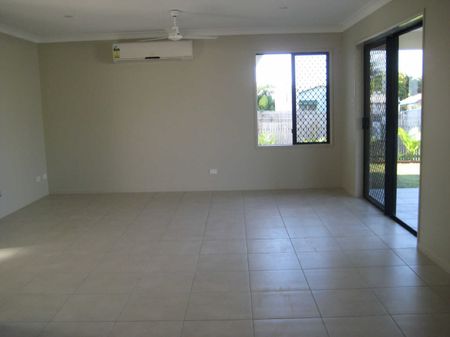 Prime Location Mount Louisa Living! - Photo 2