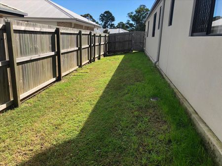 Lovely 3 Bedroom Home With 2 Air Conditoners and Security Screens Throughout - Photo 4