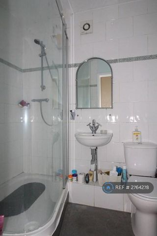 1 bedroom in a flat share to rent - Photo 5