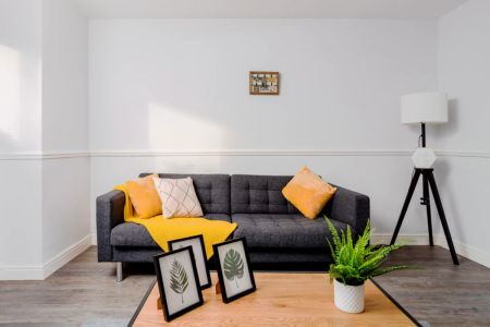 Two Bed Flat - Photo 2