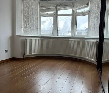 3 Bed Terraced House, Southbourne Gardens, IG1 - Photo 2