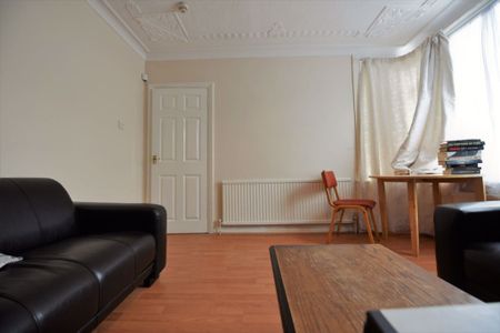 4 bedroom House in Langdale Avenue, Leeds - Photo 2