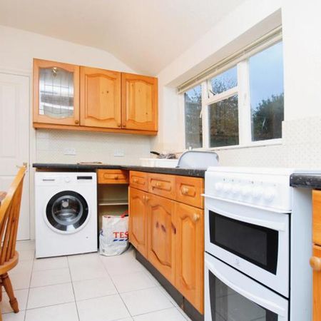 A large studio flat with direct access to a communal garden. The landlord will consider couples and the rent INCLUDES council tax, water and gas. - Photo 3