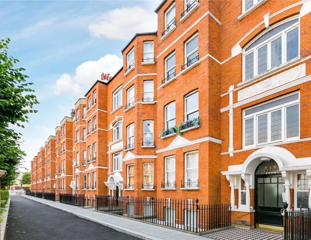 2 bedroom flat in Fulham Road - Photo 1