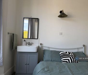 1 bedroom in a flat share to rent - Photo 4