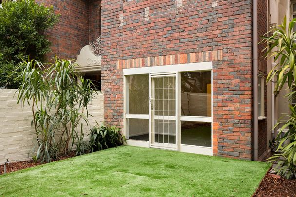 Botanic precinct apartment with sunny courtyard - Photo 1