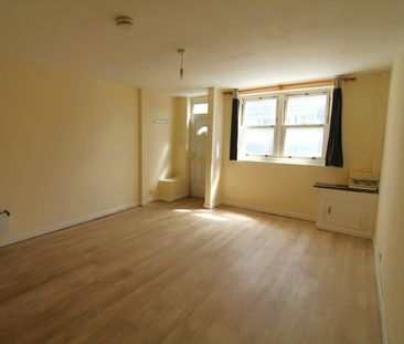 Flat to rent on - Photo 2
