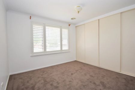 Leafy Cul-de-Sac Comfort – Move Straight In! - Photo 4