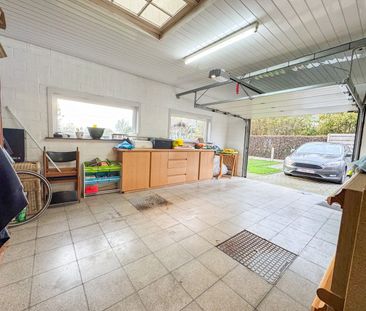 Charmante rustig gelegen woning met ruime tuin en garage! - Photo 1
