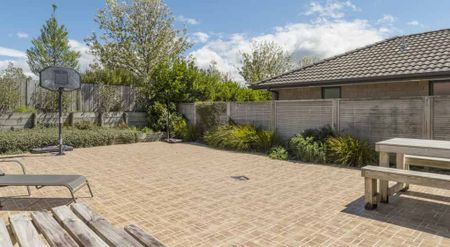 Spacious home in sought after location - Photo 3