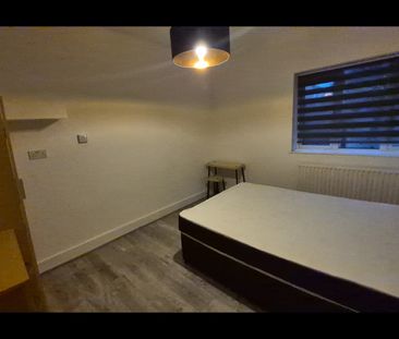 6 Bed Detached House, Hainault Road, E11 - Photo 3