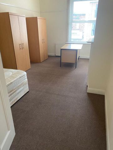 5 bedroom flat to rent - Photo 2