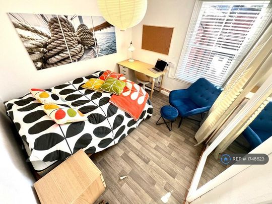 1 bedroom in a house share to rent - Photo 1