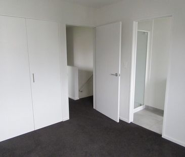 WALTHAM – 2 BED/2 BATH MODERN APARTMENT - Photo 2