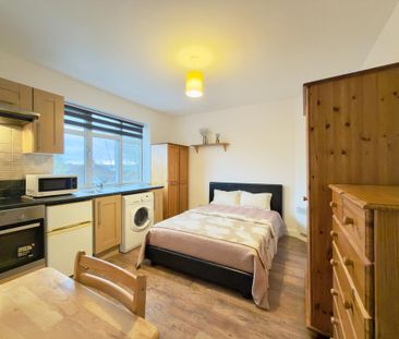 Studio to rent - Photo 2