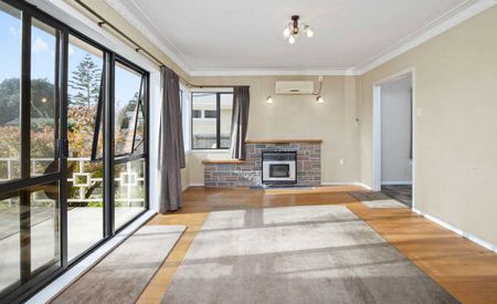 LARGE FAMILY HOUSE WALK TO SANDSPIT SCHOOL - Photo 5