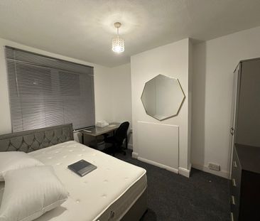 3 Bed Flat, University Area Available Now, RG6 - Photo 3