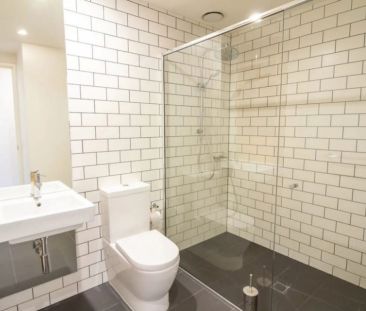 Stylish Light-Filled Apartment in Prime Lifestyle Location - Photo 2