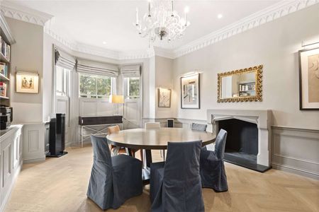 An impressive five-bedroom home with gated driveway and bills included. - Photo 3