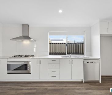 MODERN LOCKABLE ROOM WITH PRIVATE ENSUITE AND KITCHENETTE AVAIL. MO... - Photo 5