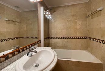 Apartamento primera planta sin amueblar, 3 dormitorios, parking, al lado del mar, El Molinar.