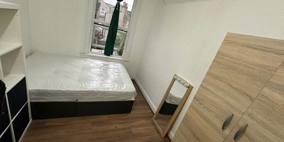 Room in a Shared House, Eric Road, E7 - Photo 3