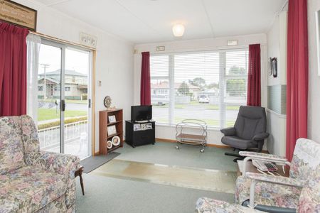 Solid 3 Bedroom - Photo 2