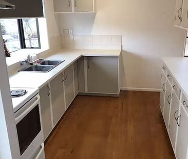 Charming 4BR Family Home in Te Atatu - Photo 5