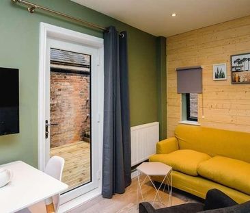 Ntu // Lister Gate // Bed & Bathroom // All Bills Inc, NG1 - Photo 5