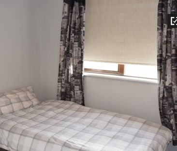 Room for rent in 4-bedroom apartment in Glasnevin, Dublin - Photo 2