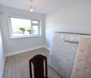 3 bedroom Flat in Lea Farm Drive, Leeds - Photo 6