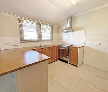 Charming Red Brick Cottage - Photo 3