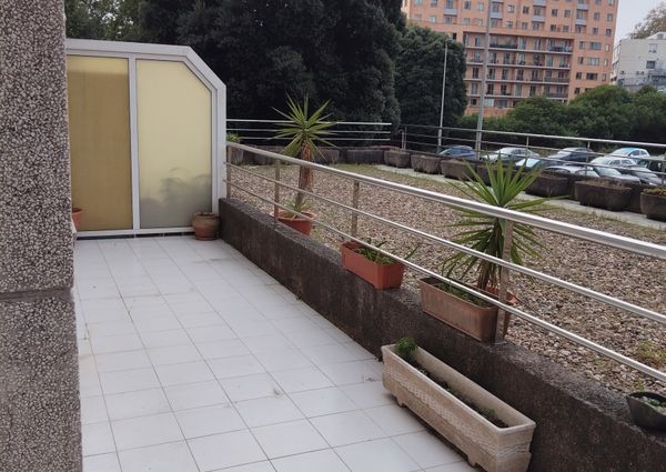 Apartamento T1 para Arrendamento no Porto com Garagem e Arrumos