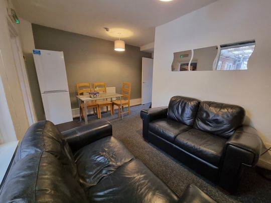5 Bed Student Accommodation - Photo 1