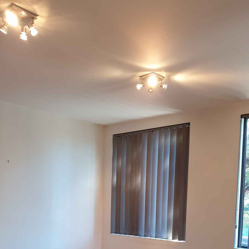 2 Bedroom unit with lock up garage - Photo 1