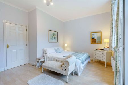 A well-presented apartment with allocated parking. - Photo 2