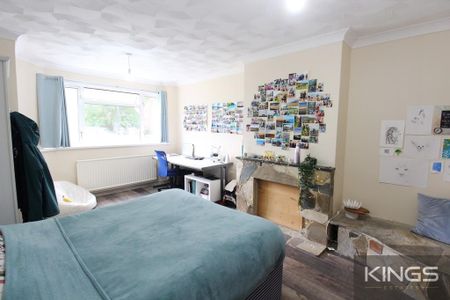 4 bedroom semi-detached house to rent - Photo 3