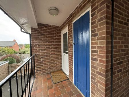 Flat to rent on - Photo 2