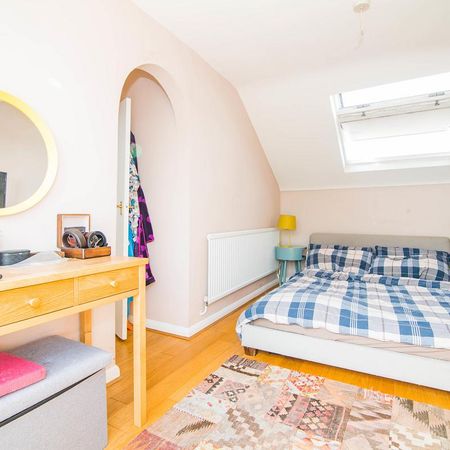 2 bedroom flat in London - Photo 4