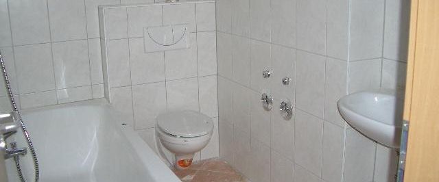 sonnige Single Wohnung im 1.OG mit Balkon ab 01.12.25 frei !!! - Photo 1